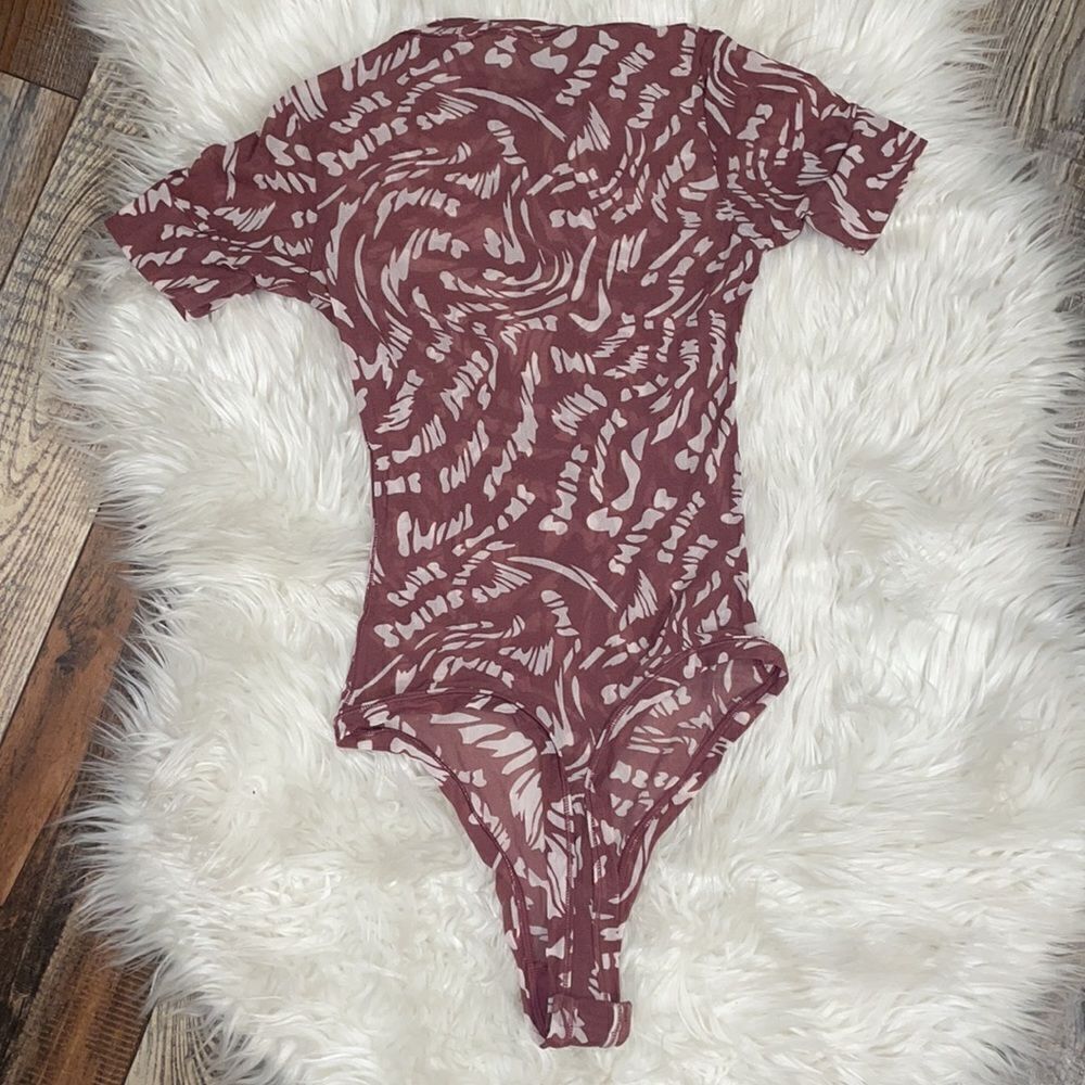 SKIMS Summer Mesh Short Sleeve Thong Bodysuit, Raspberry Swirl, NWT - Picture 6 of 7